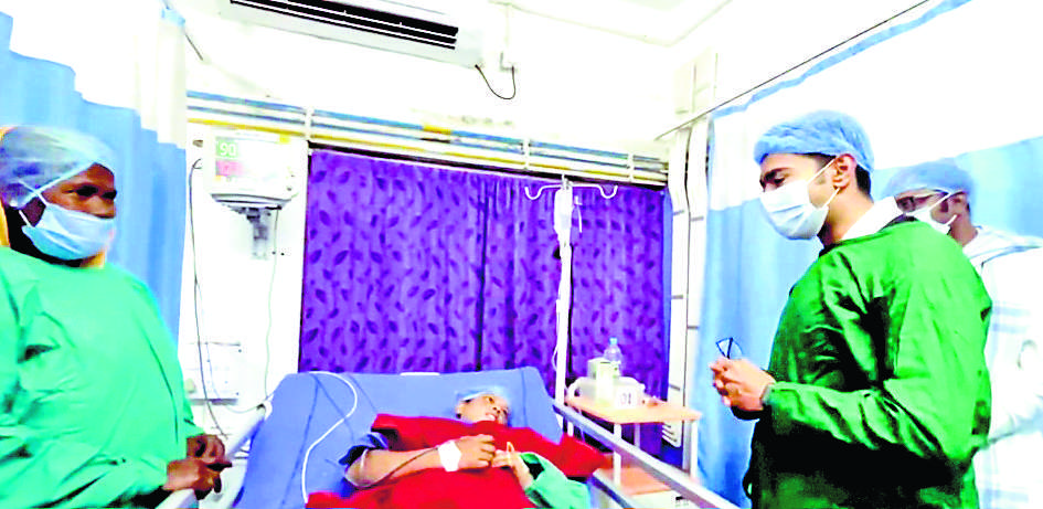 रामपुरहाट अस्पताल में सोनाली से मिले अभिषेक, बेटे का नाम रखा ‘आपन’