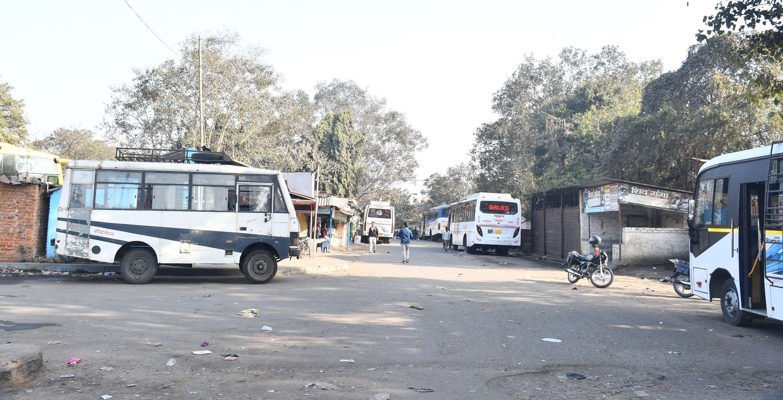 Bokaro News : नयामोड़  निजी बस स्टैंड अतिक्रमण की चपेट में, यात्री सुविधाएं भी नदारद