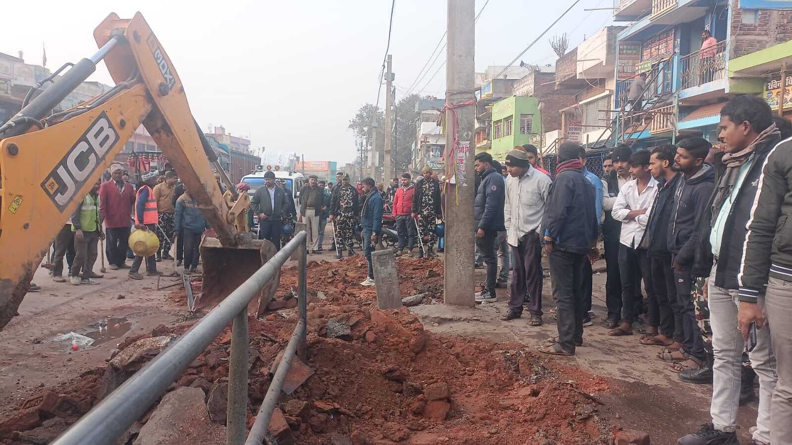 Biharsharif News : शहर में अतिक्रमण के खिलाफ नगर परिषद का चला बुलडोजर अभियान