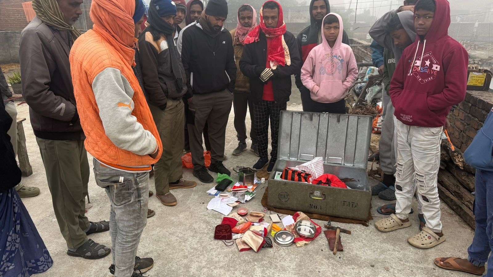 Giridih News: परिवार को कमरे में बंद कर उड़ाये छह लाख के जेवरात व नकदी