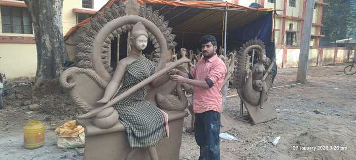 बसंत पंचमी पर मां सरस्वती की पूजा की तैयारियां जोरों पर, मूर्तिकार जुटे प्रतिमाओं के निर्माण में