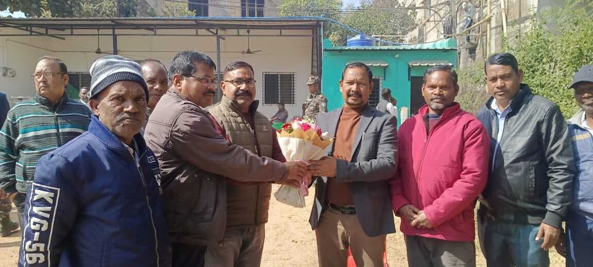 Chaibasa News : छंटनीग्रस्त मजदूरों को आज से काम पर बुलाये ठेका कंपनी : दीपक बिरुवा