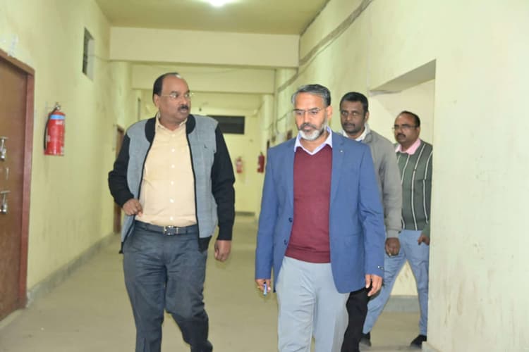 Giridih News: डीसी ने इवीएम वीवीपैट वेयरहाउस का किया निरीक्षण