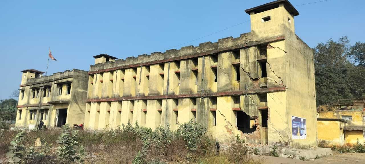 Bokaro News : जर्जर सीआइएसएफ बैरक बना असामाजिक तत्वों का अड्डा