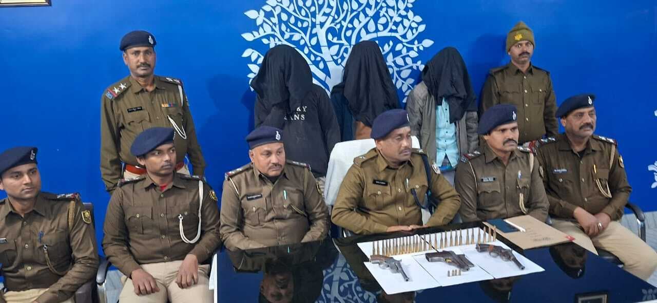Bhagalpur news पुलिस ने हथियार संग तीन अपराधियों को किया गिरफ्तार
