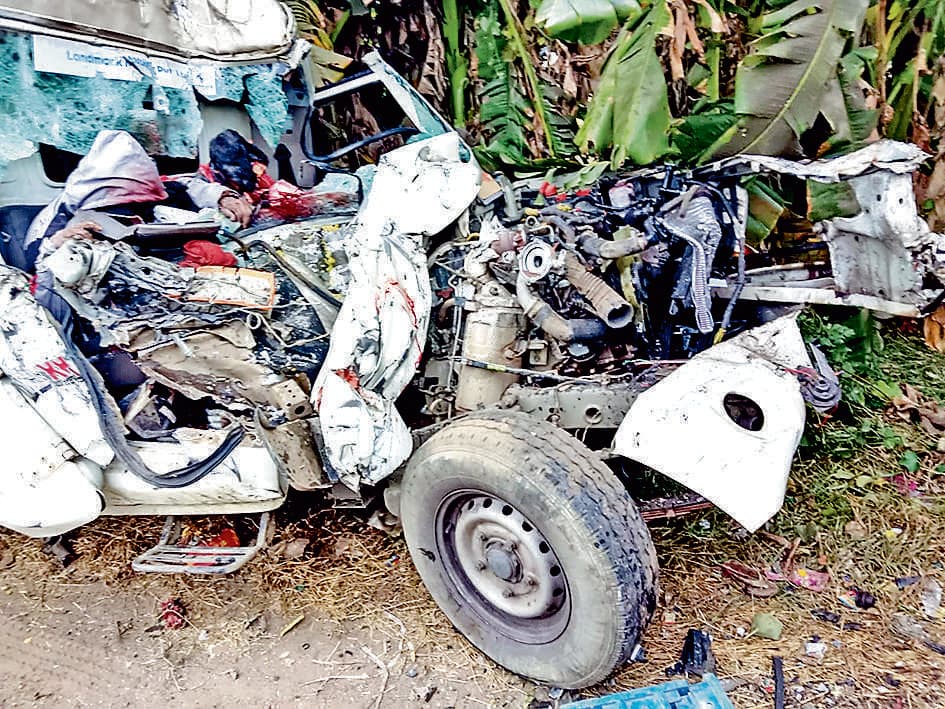 मुर्गे से लदा पिकअप वैन दुर्घटनाग्रस्त, दो लोगों की मौत