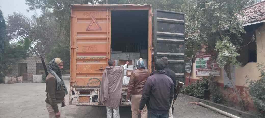 डाक पार्सल कंटेनर से 955 लीटर अंग्रेजी शराब बरामद