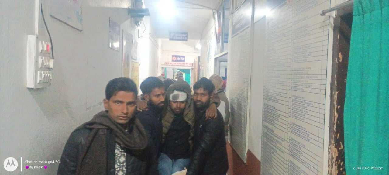 बाइक से गिर तीन युवक घायल, एक की हालत गंभीर