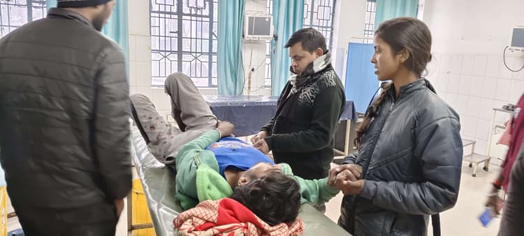 बाइक दुर्घटना में दो युवक घायल, एक की हालत गंभीर