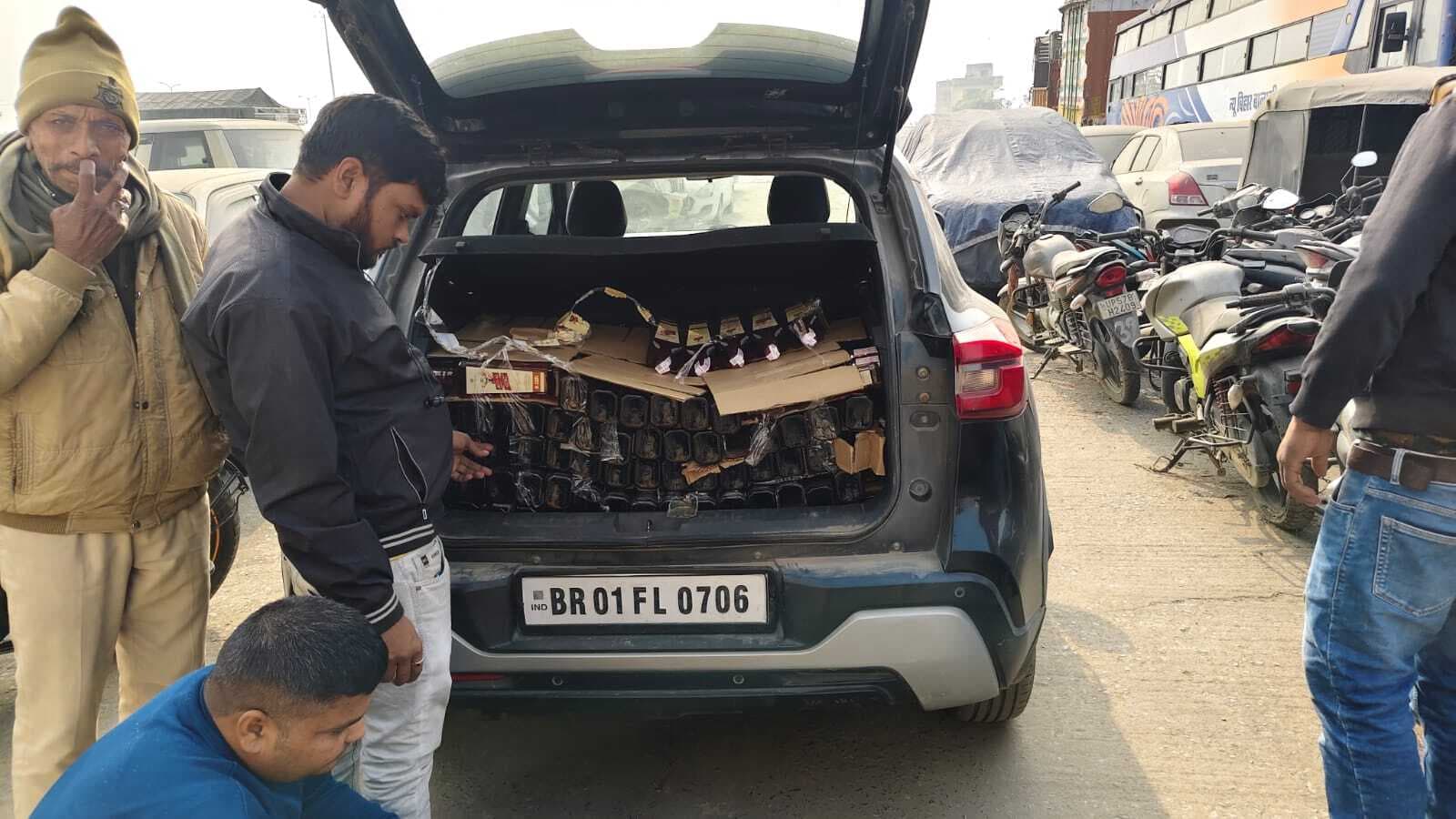 कुचायकोट में 267 लीटर शराब के साथ कार जब्त, तस्कर फरार