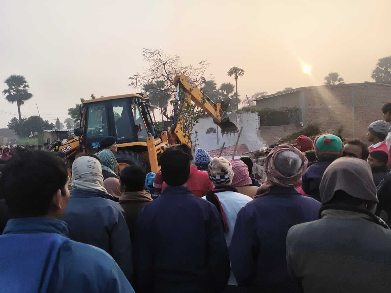 Motihari: मठलोहियार गांव में चला प्रशासन का बुलडोजर