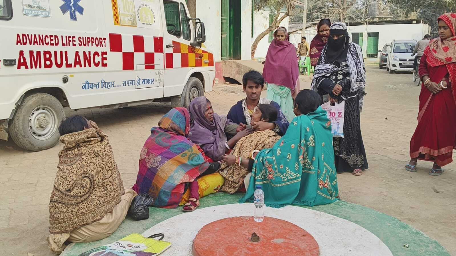 hajipur news. खड़ा करने के दौरान पोल गिरा, मजदूर की दबकर मौत