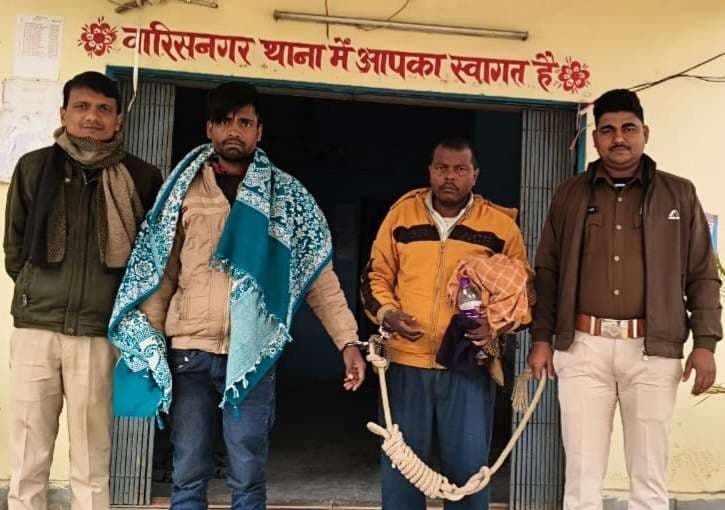 Samastipur News:टोटो से देसी शराब व तस्कर सहित दो गिरफ्तार