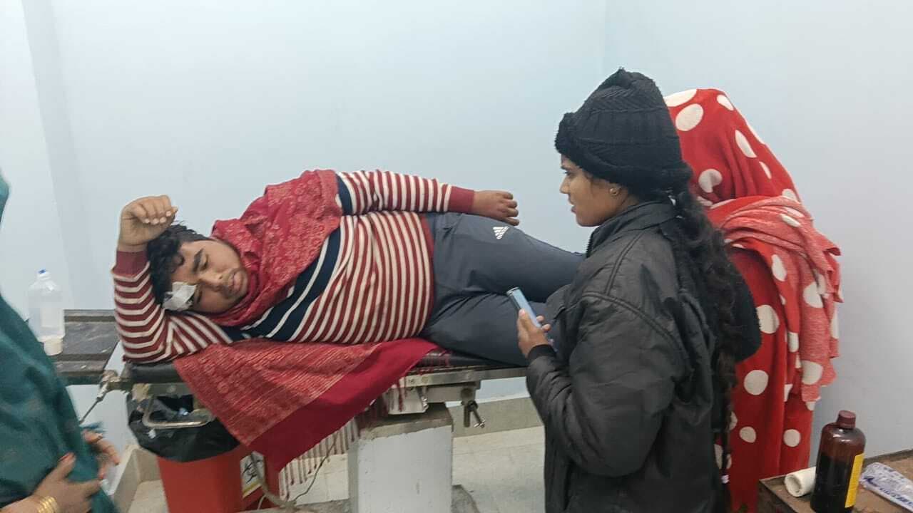 थावे में अज्ञात वाहन की टक्कर से बाइक सवार दो युवक घायल