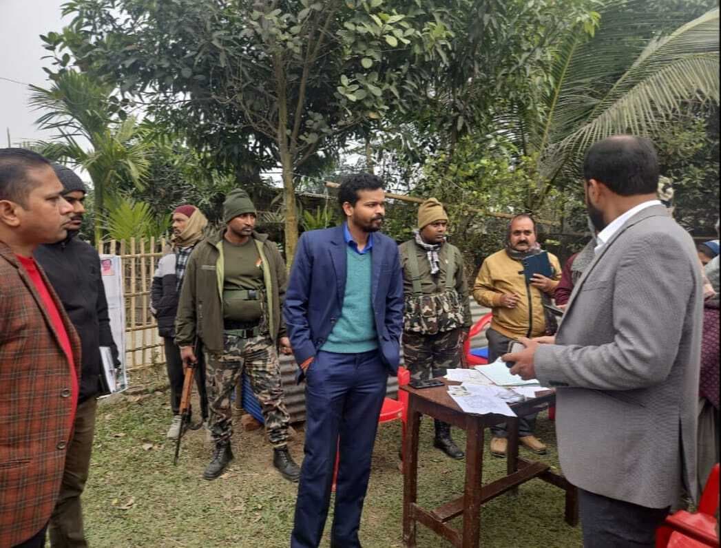 समेशर पंचायत भवन में केवाइसी शिविर का डीएम ने लिया जायजा