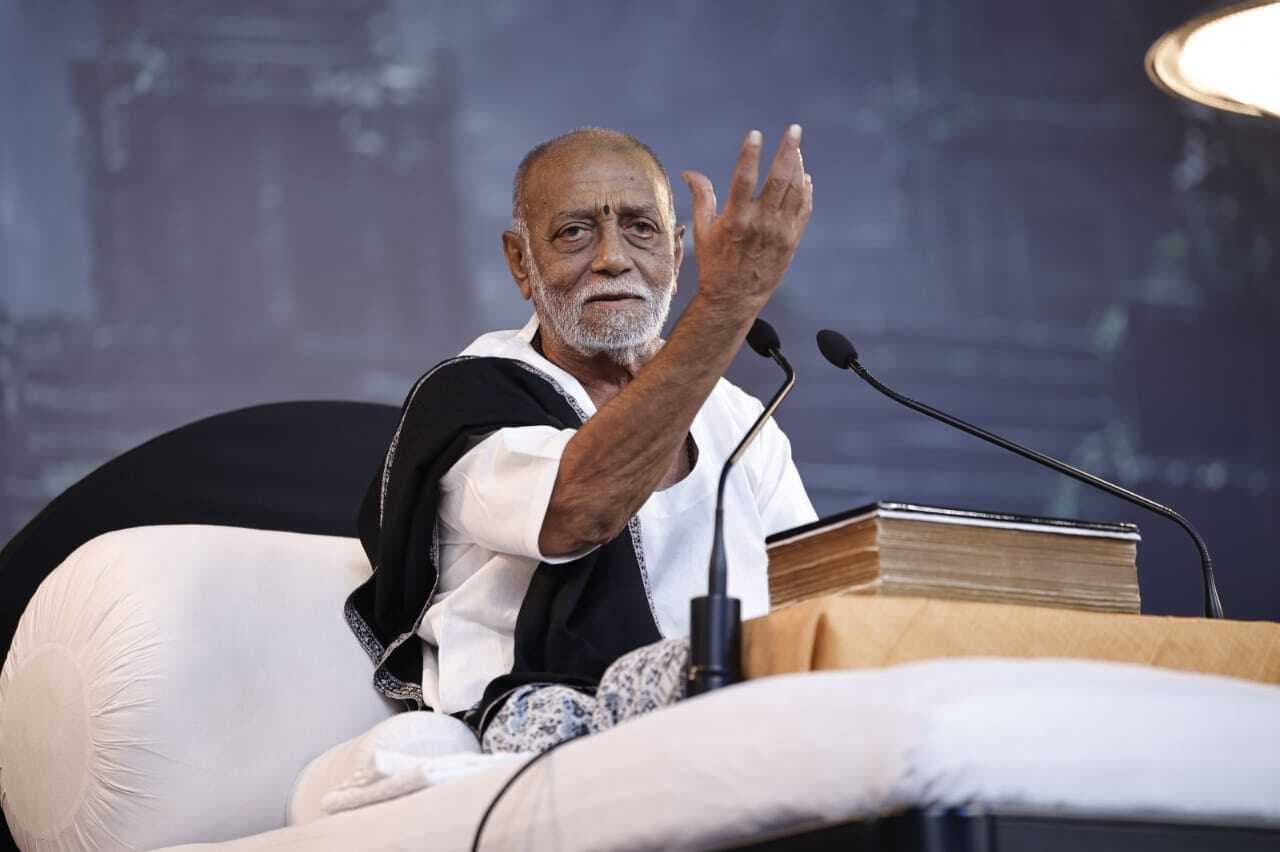 बिना सत्संग के नहीं बदल सकता मनाव का स्वभाव: मोरारी बापू