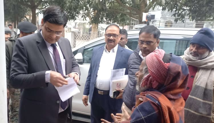 सभी लंबित मामलों का शीघ्र करें निष्पादन : डीएम