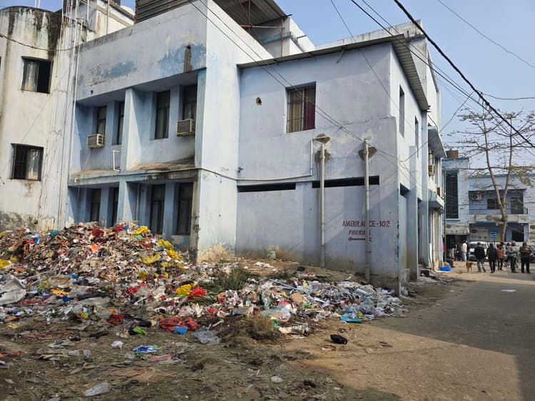 hajipur news. सदर अस्पताल में खुले में फेंका जा रहा मेडिकल वेस्ट, संक्रमण की आशंका