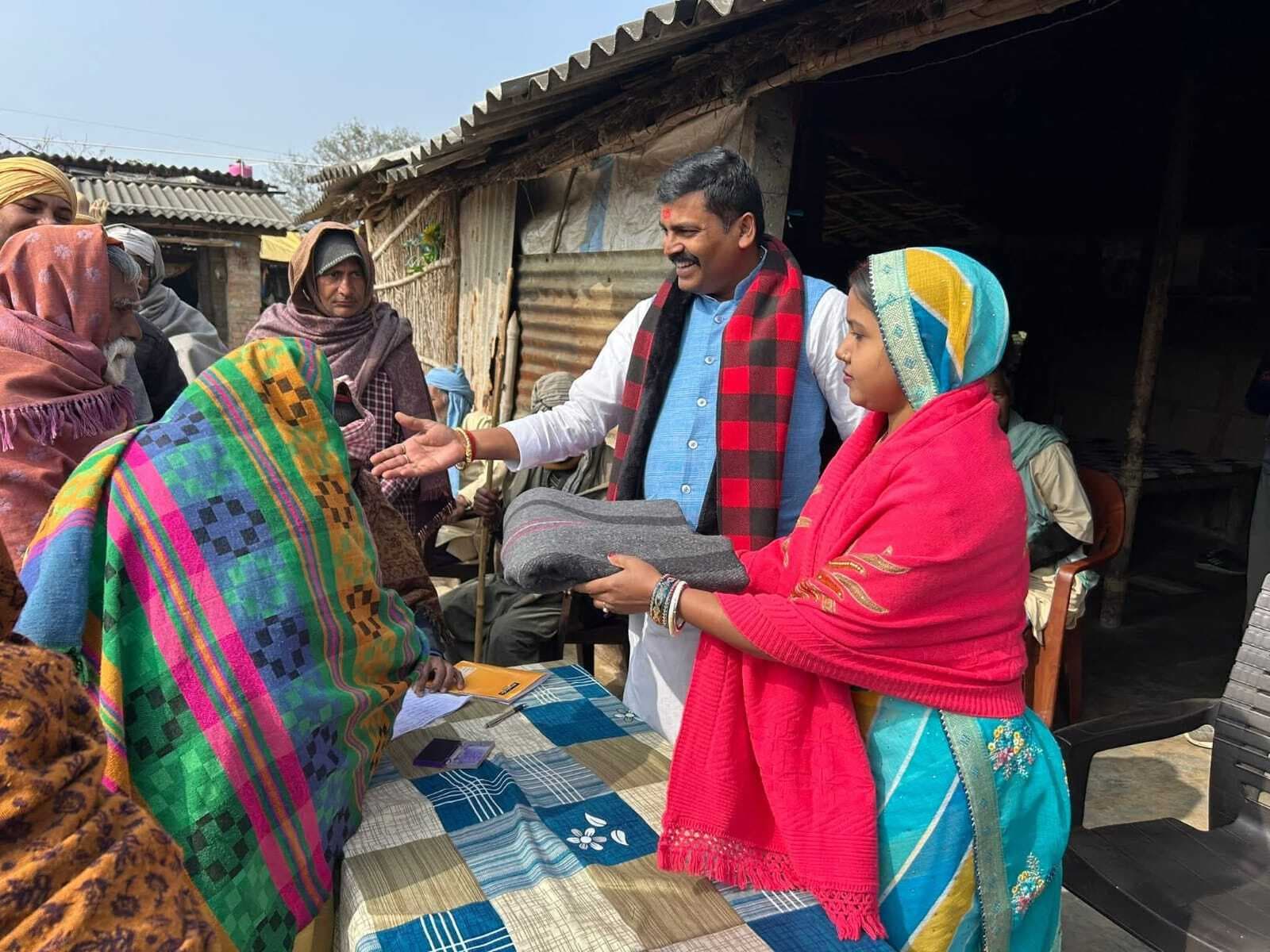 नगर के वार्ड 20 में जरूरतमंदों के बीच कंबल वितरण