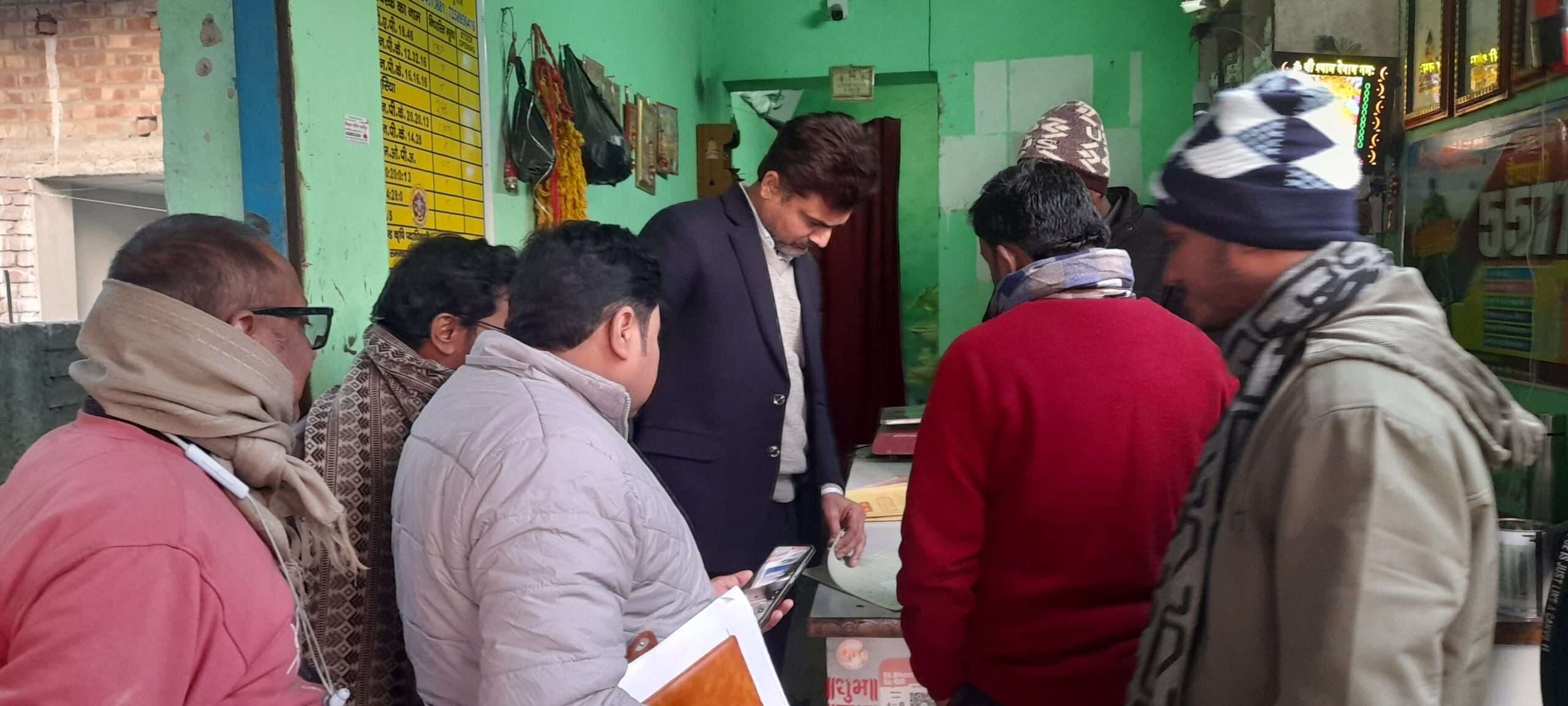 डीएओ ने खाद दुकानों का किया निरीक्षण