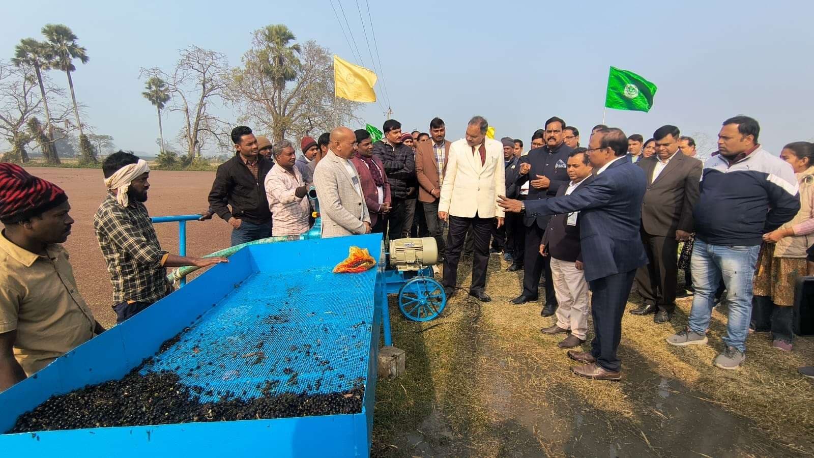बिहार के मखाना किसानों के लिए एक वरदान साबित होेगी पूर्णिया में विकसित हार्वेस्टिंग मशीन : कुलपति