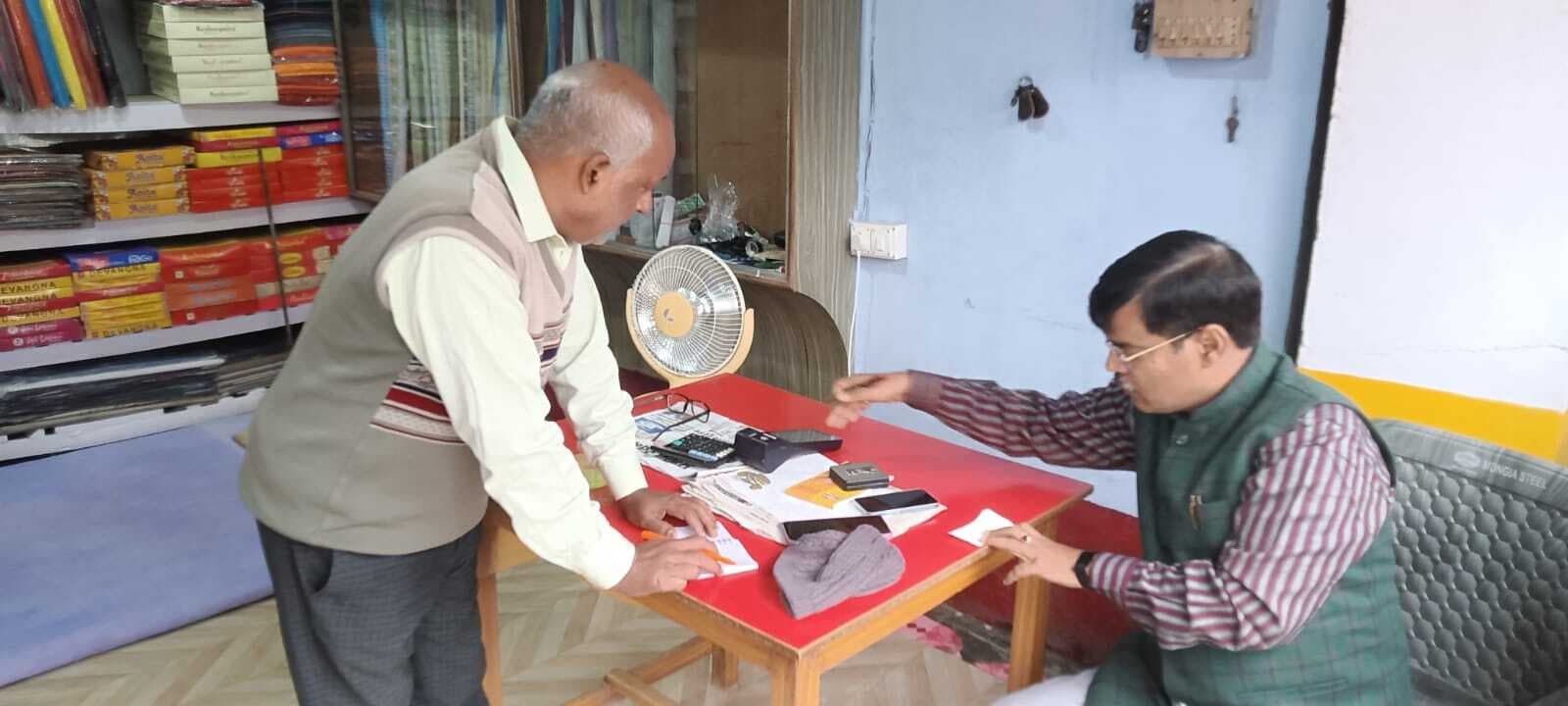 अधिक दाम पर खाद बिक्री की शिकायत पर पंजवारा बाजार में छापेमारी