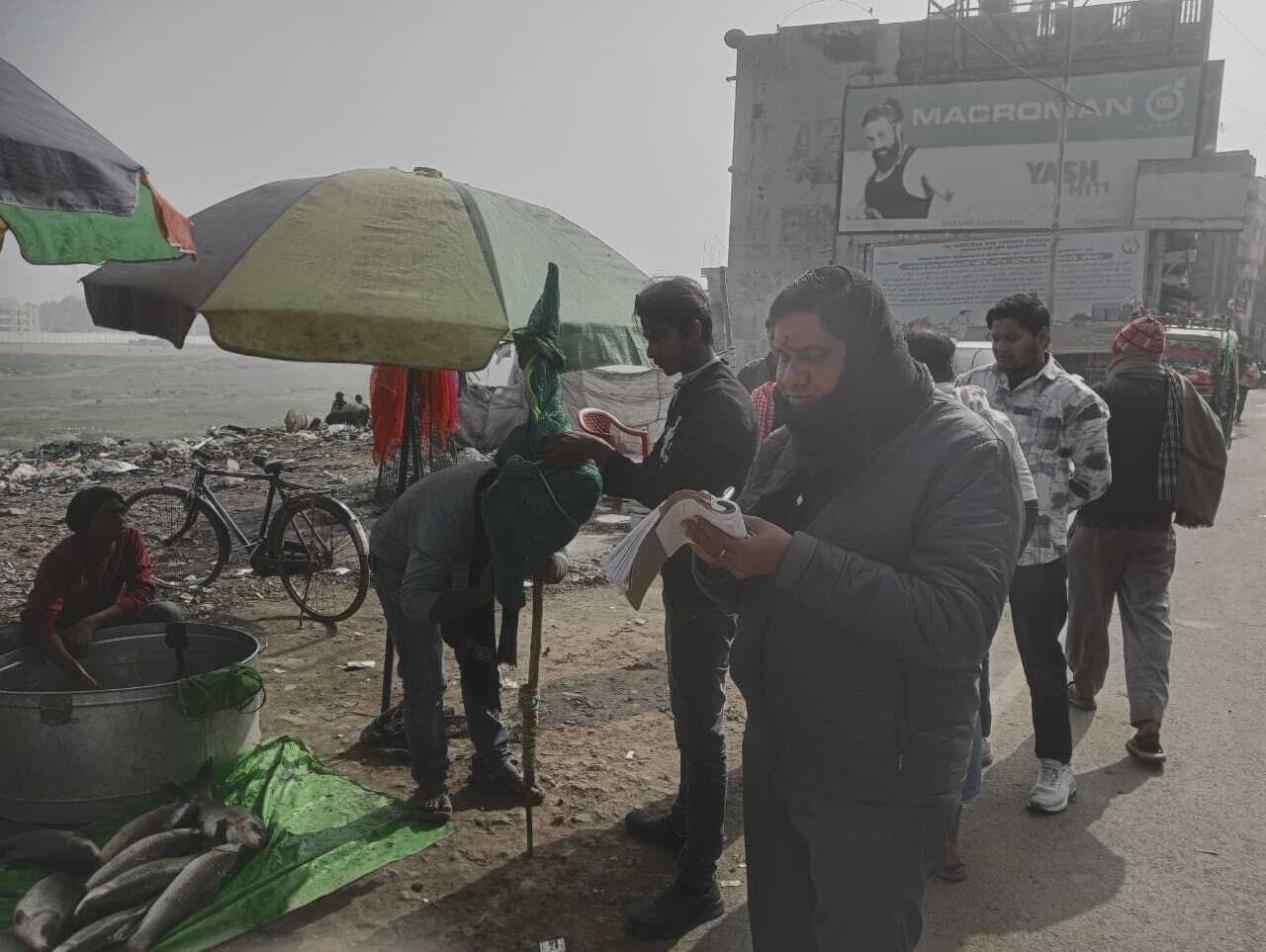 सड़क किनारे खुले में मीट-मछली की बिक्री करने पर किया गया जुर्माना