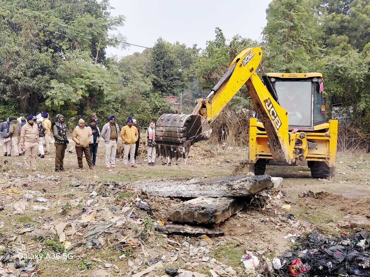 आरपीएफ ने रामपुर कॉलोनी में नाले पर बने आवागमन के रास्ते को किया ध्वस्त