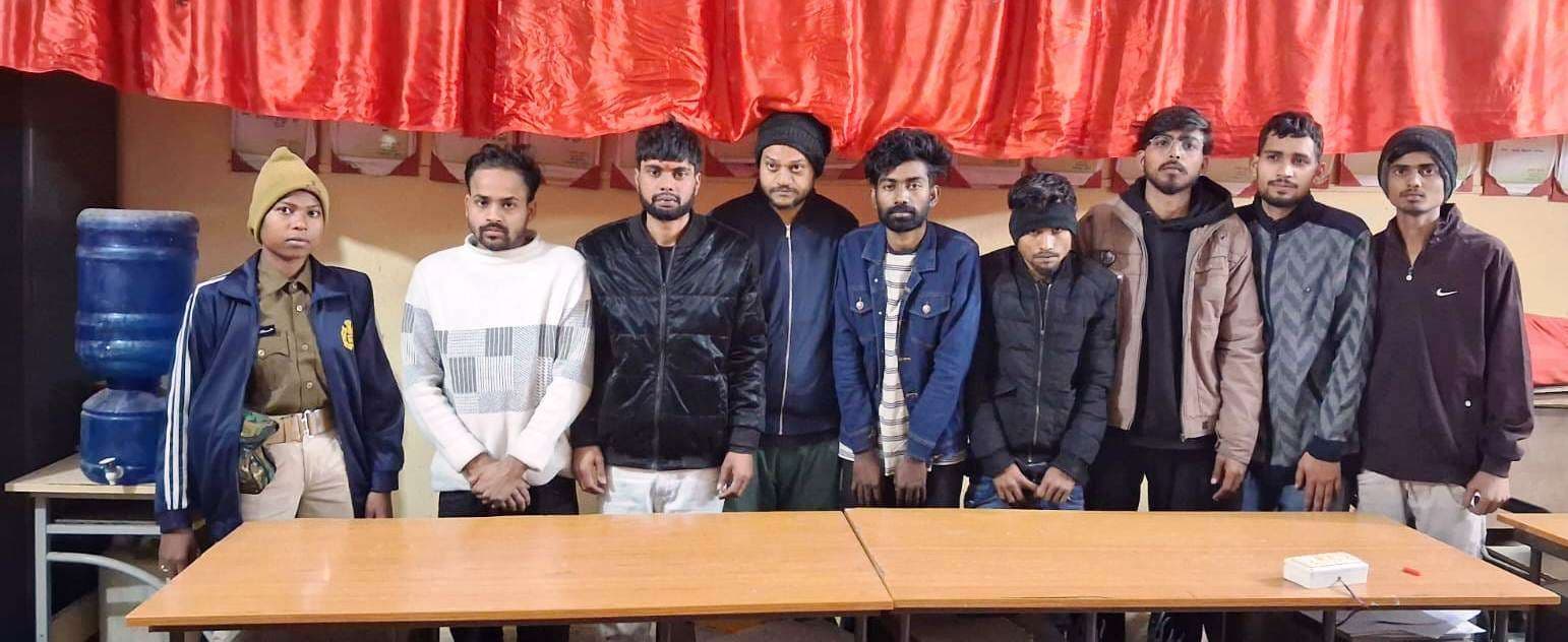 सदर बाजार से पुलिस ने संदिग्ध अवस्था में 8 अपराधियों को किया गिरफ्तार