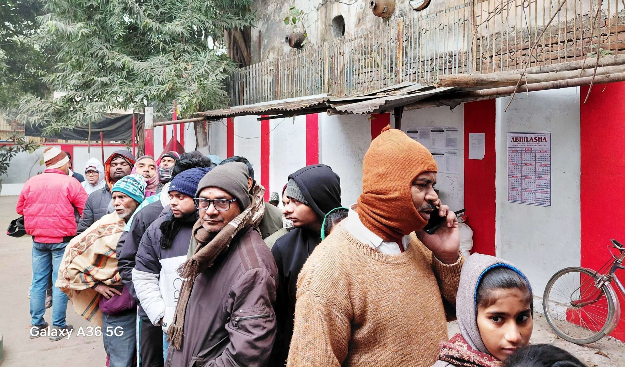 डाकघर के आधार केंद्र पर ईकेवाईसी के लिए मची है मारामारी