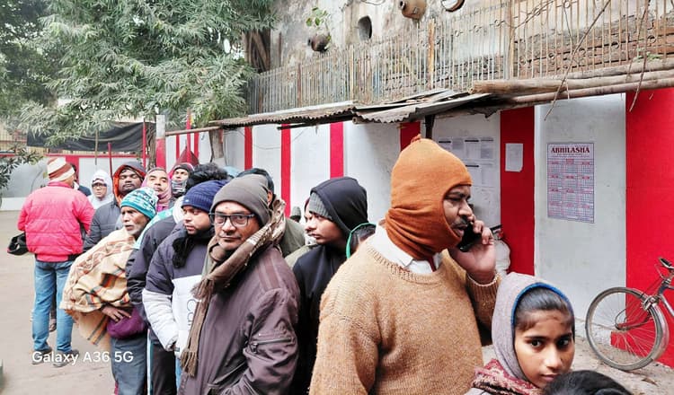 डाकघर के आधार केंद्र पर ईकेवाईसी के लिए मची है मारामारी