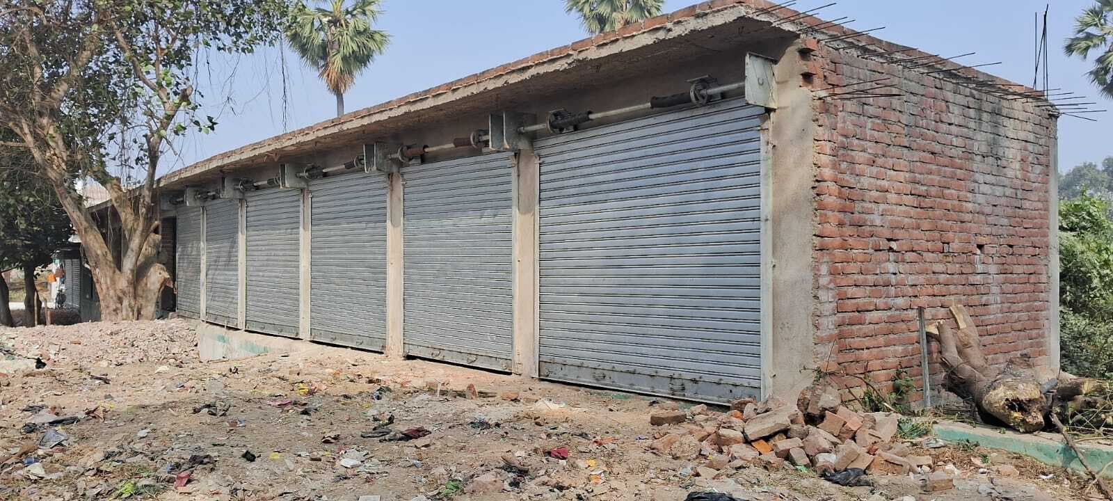 कब्रिस्तान की जमीन पर बन रहे दुकान निर्माण कार्य को सीओ ने रोका