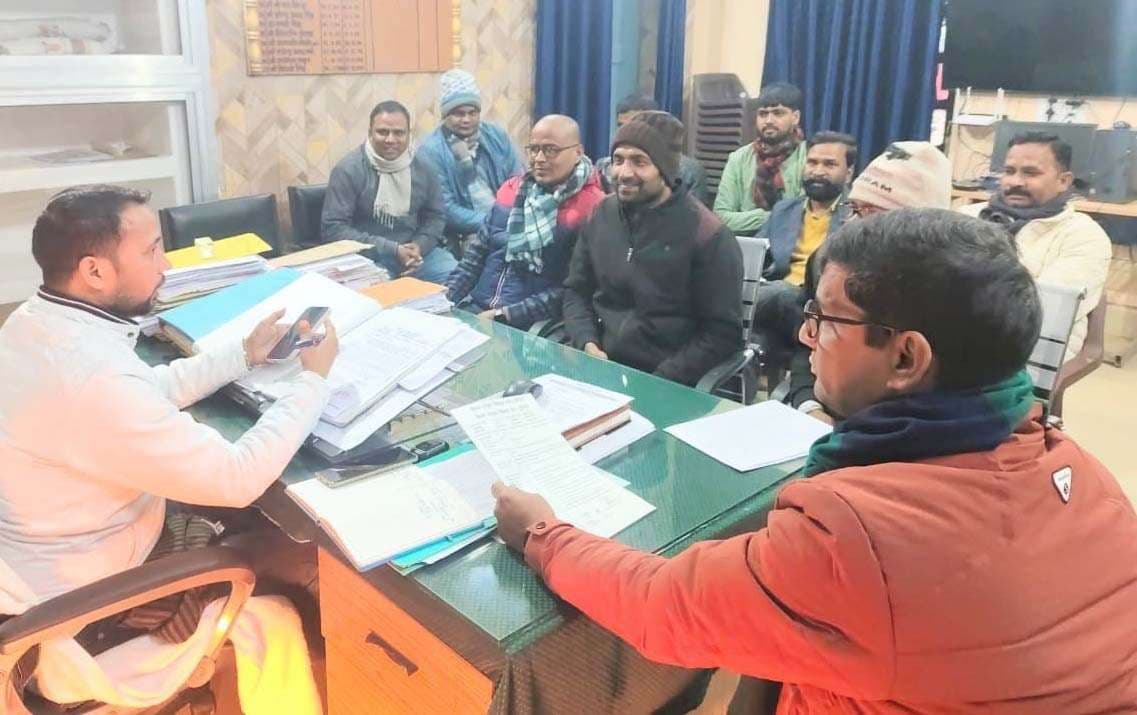 सात सूत्री मांगों को लेकर शिष्टमंडल ने डीईओ से की मुलाकात