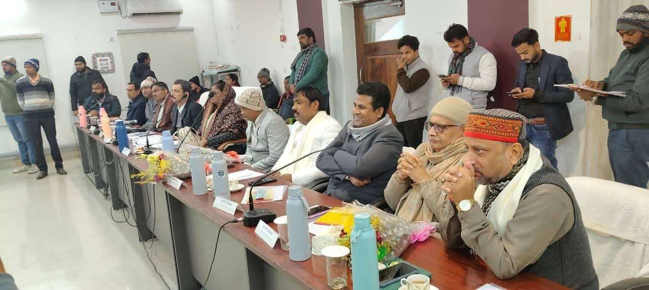 जिला परिषद की बैठक में गूंजे जनहित के मुद्दे, अवैध वसूली के आरोप में जेई पर जांच के आदेश