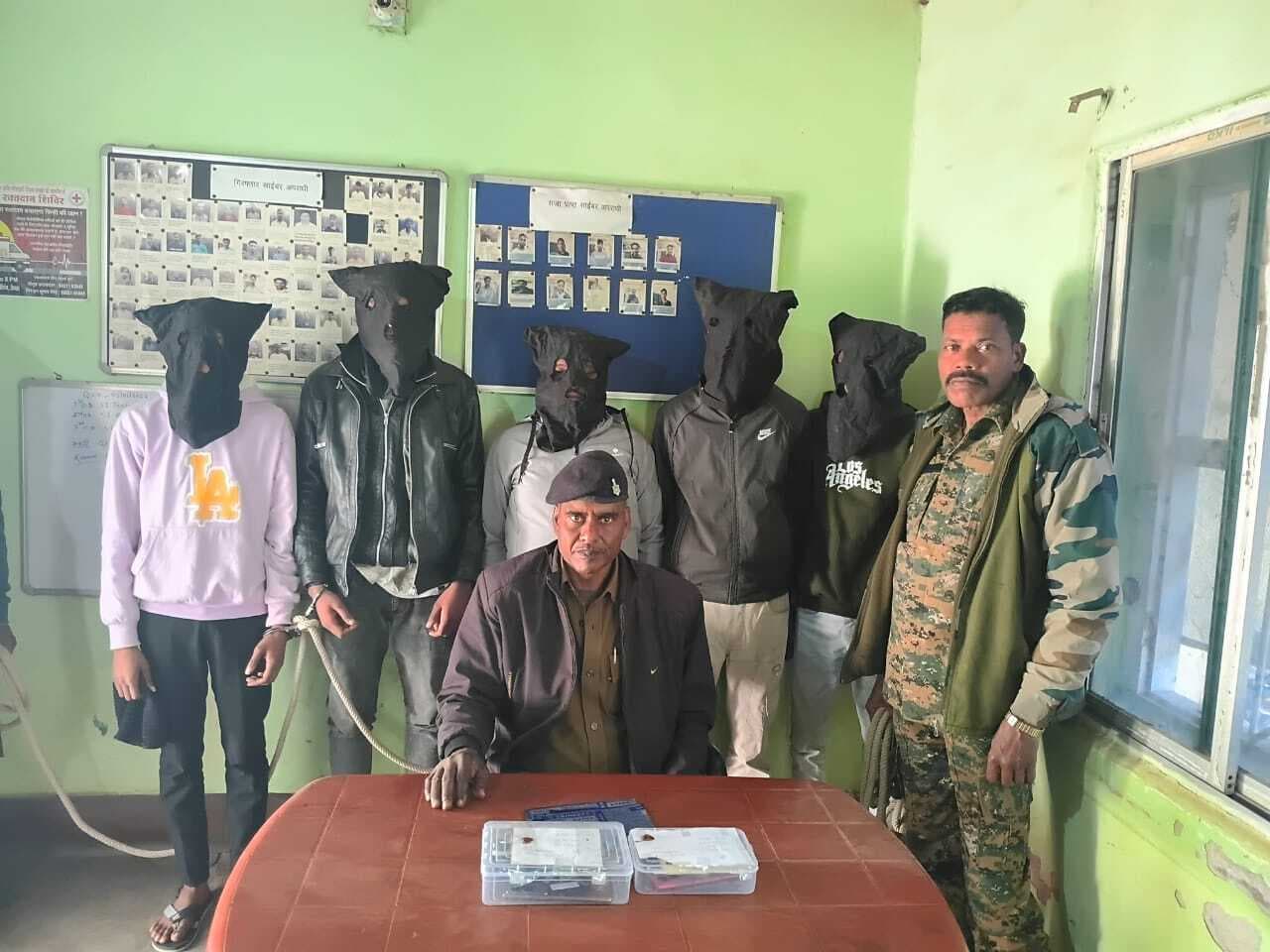 Deoghar news : बैंकों से क्रेडिट कार्ड व लोन दिलाने का झांसा देकर करते थे ठगी, पांच साइबर आरोपितों को किया गिरफ्तार