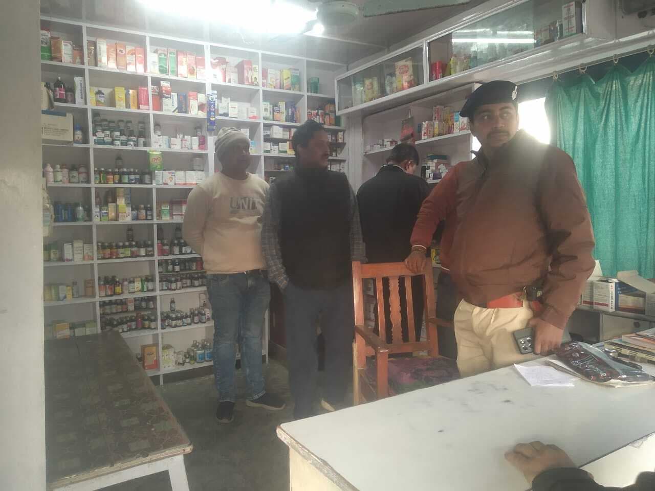 सलखुआ में ड्रग इंस्पेक्टर का औचक निरीक्षण, मेडिकल दुकानों की हुई सघन जांच