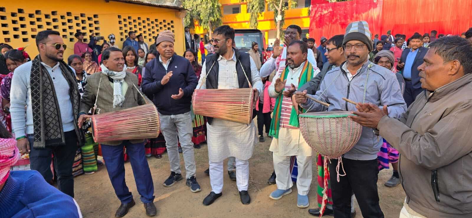 पारंपरिक वेशभूषा में ढोल-नगाड़े पर जमकर थिरके आदिवासी छात्र-छात्राएं