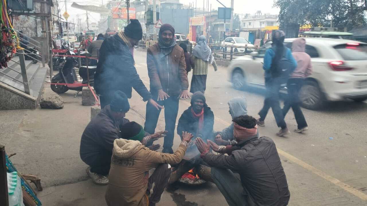 कड़ाके की ठंड से आम जनजीवन अस्त व्यस्त, पूर्वाहन 11 बजे तक छाया रहा कोहरा