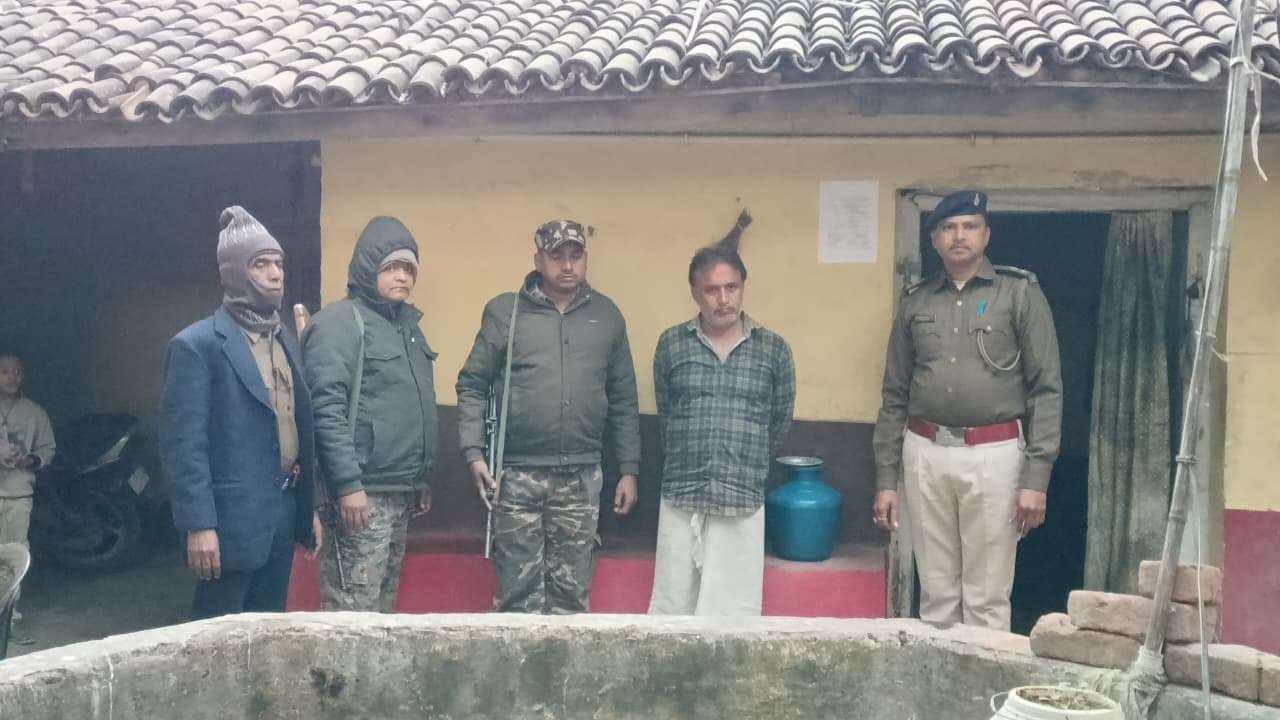 वारंटी के घर में पुलिस ने चिपकाया इश्तिहार