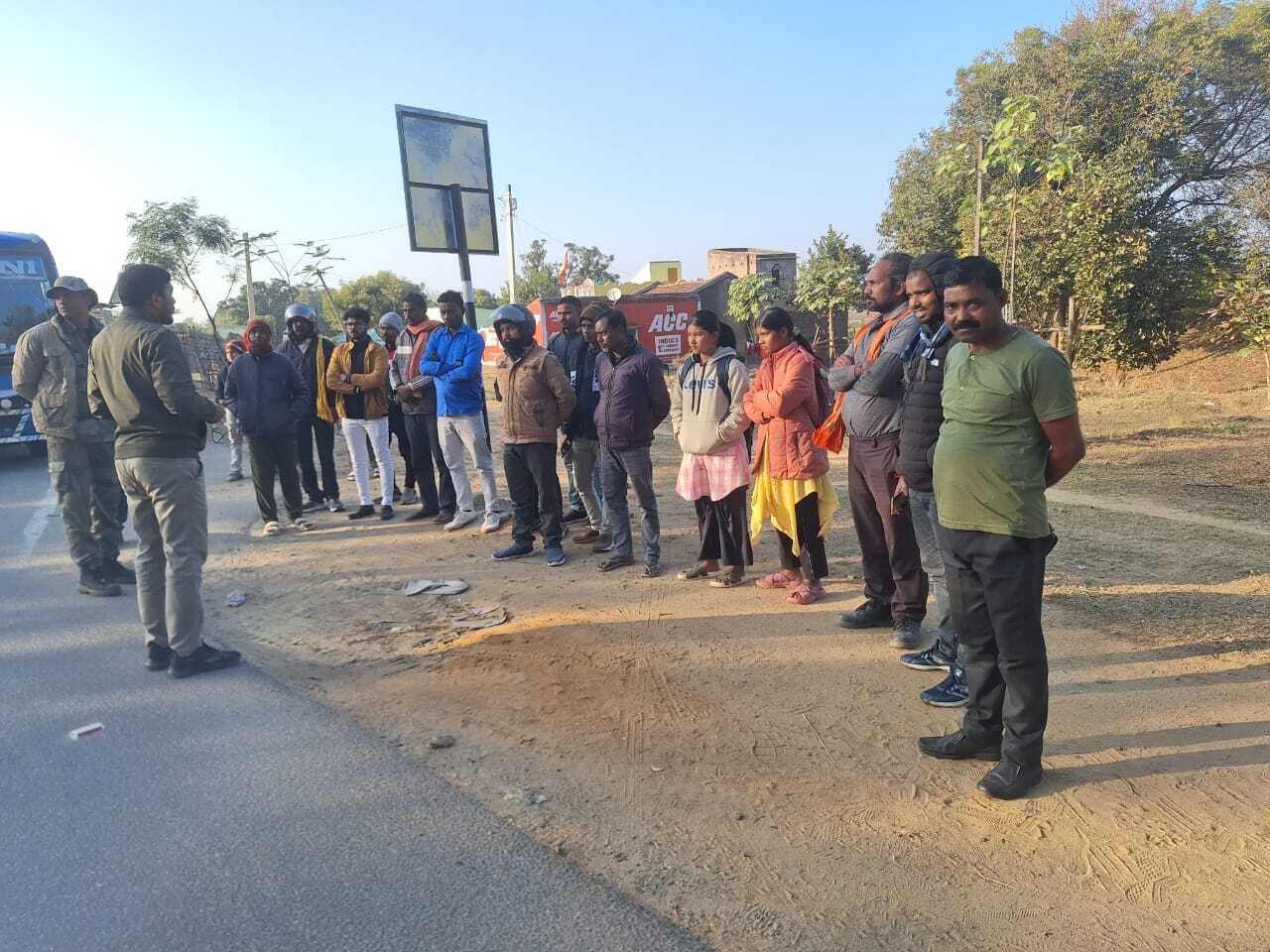 वाहनों में लगाया गया  "सेफ ड्राइव-सेव लाइफ " का स्टिकर