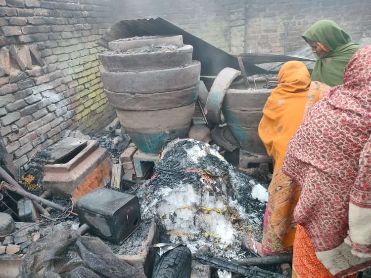 बड़ीजान में भीषण अगलगी, घर जलकर राख, कई मवेशी भी झुलसे