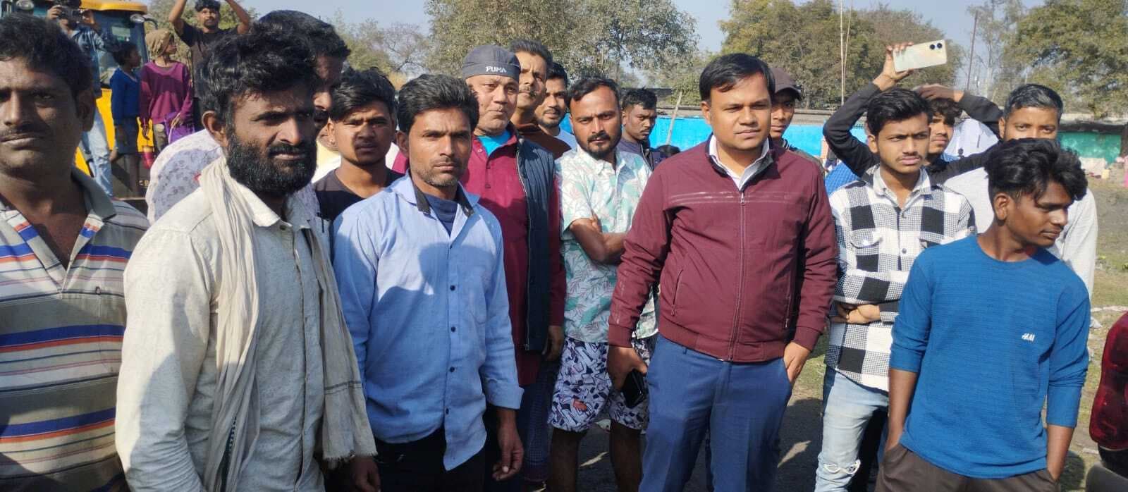 Dhanbad News : चांदमारी में बाउंड्री वाल कार्य का ग्रामीणों ने दूसरे दिन भी किया विरोध
