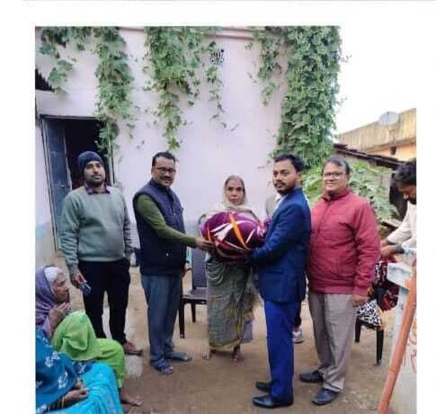 ईओ ने जरूरतमंदों के बीच किया कंबल का वितरण