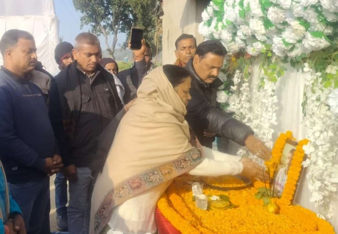 कार्यकर्ता के पिता के श्राद्ध कर्म में शामिल हुई विधायक