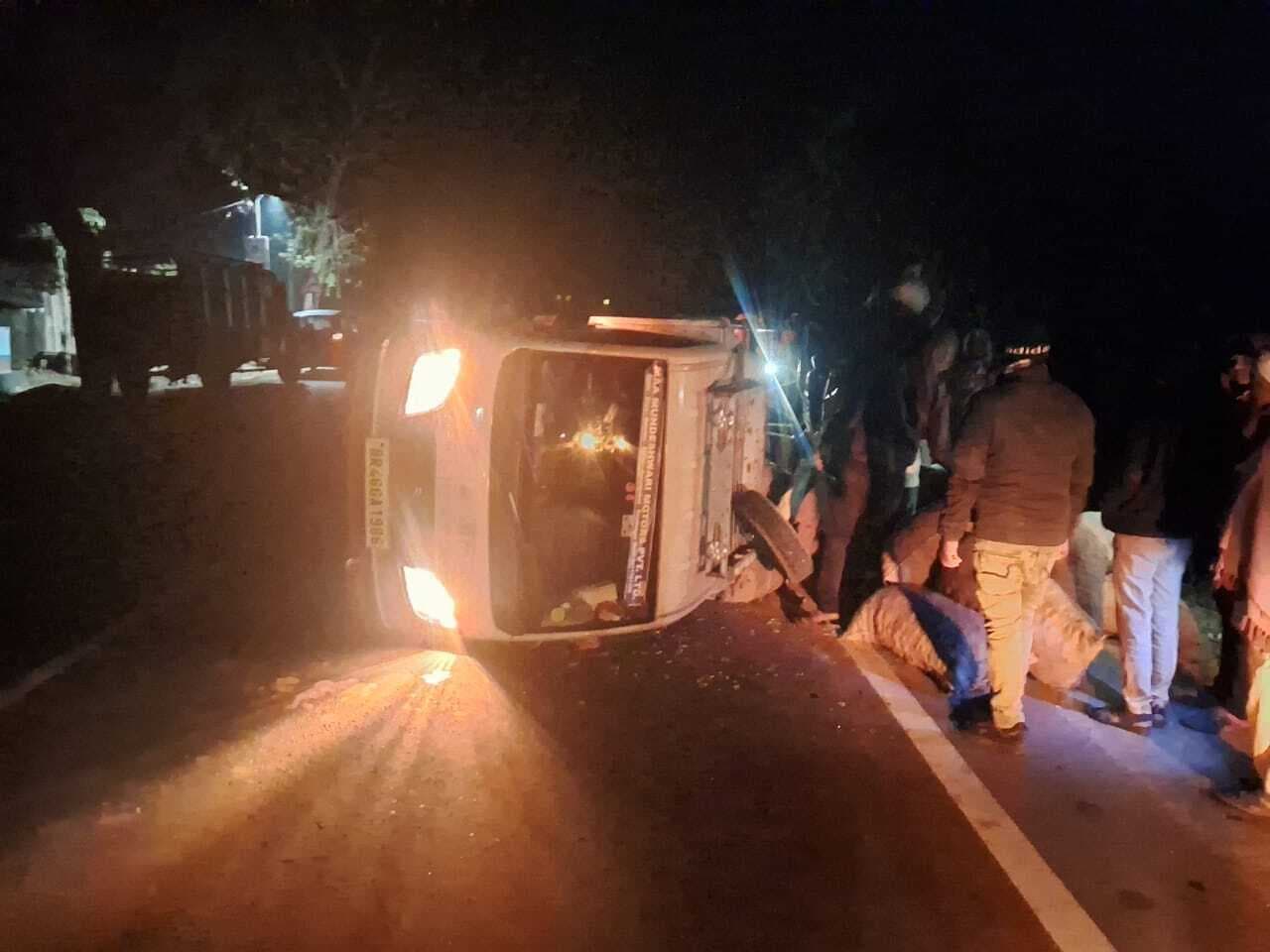 आलू लदा पिकअप पलटा बाल-बाल बचे चालक-खलासी