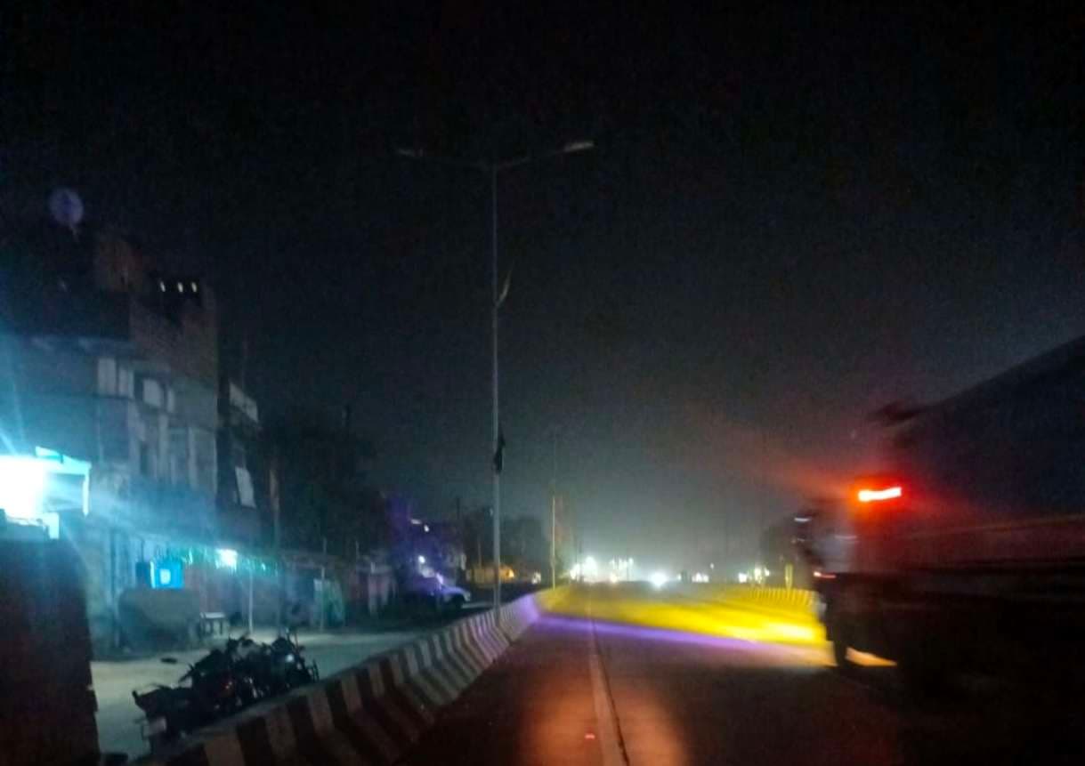 एनएच-20 फोरलेन पर कई जगह अंधेरा, नहीं जल रही लाइटें, हादसे का खतरा