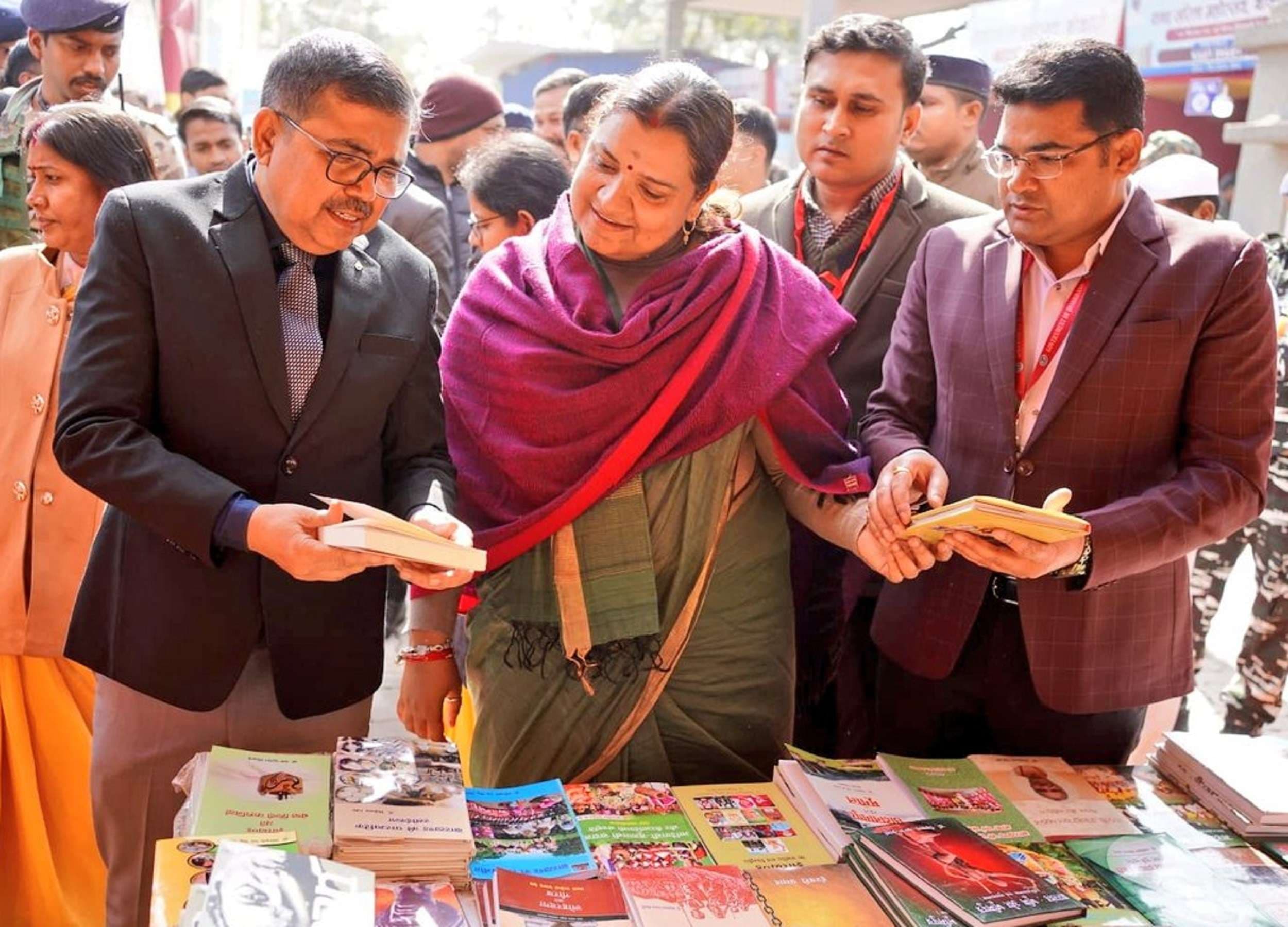 Bokaro News : पुस्तक मेले में दिखा साहित्य, शिक्षा व कला का अनूठा संगम