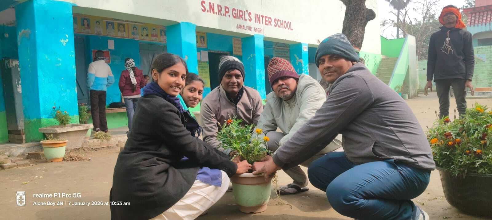 विद्यालय में शिक्षक व छात्राओं ने लगाया फूलों का पौधा