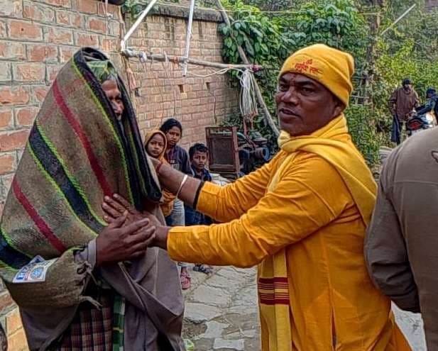 मृत्यु भोज नहीं कर जरूरतमंद लोगों के बीच कंबल किया वितरित