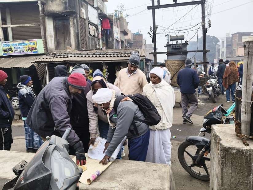 बोआरीजोर के ललमटिया बाजार में सरकारी जमीन की मापी का काम जारी